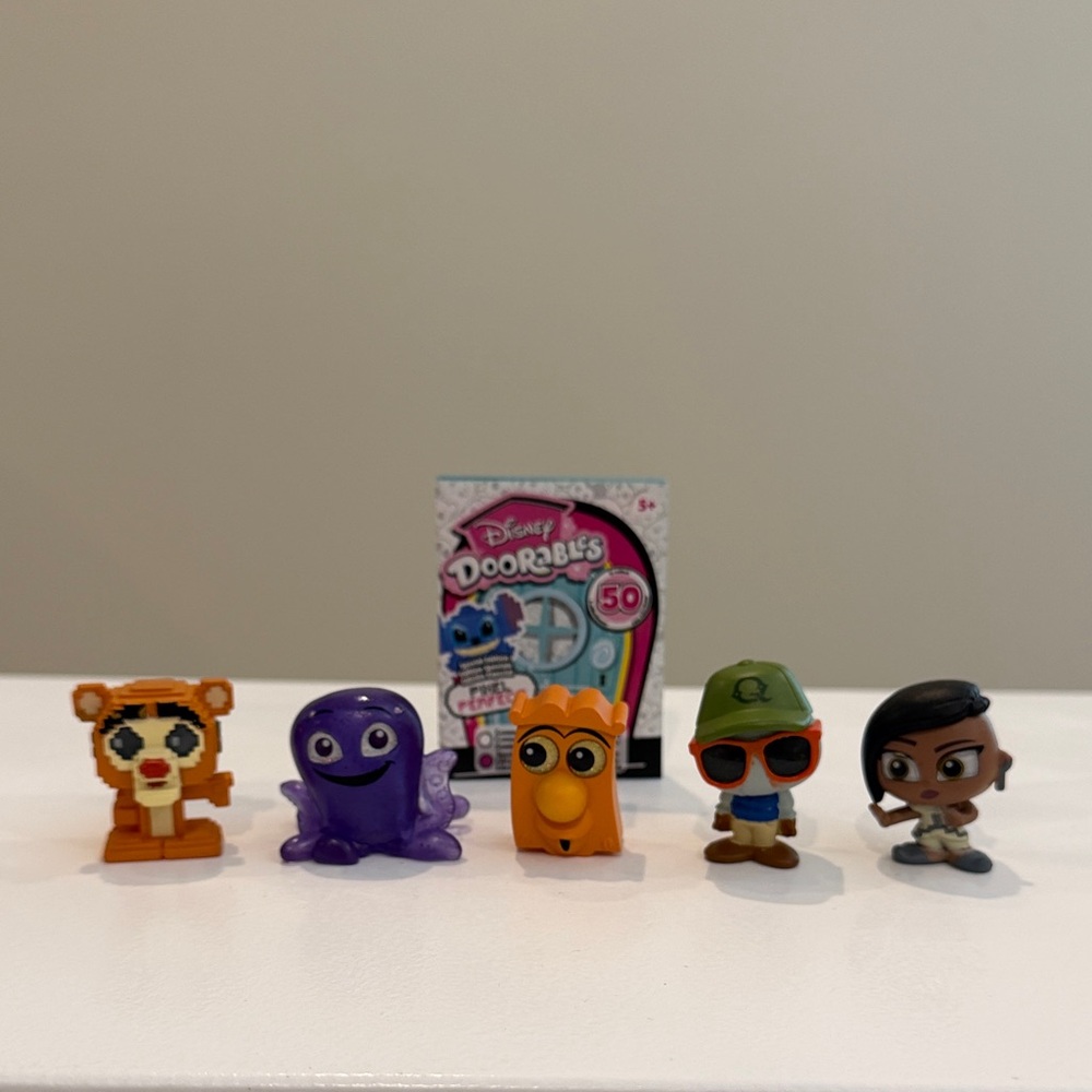 New Set of 5 SERIES 12 Pixel Perfect Disney Doorables -Stretch, Tigger, Doorknob